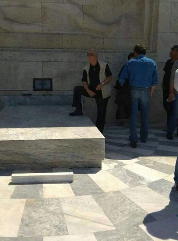 Σάλος και οργή: Δείτε τι έκανε συνδικαλιστής στο Μνημείο του Αγνώστου Στρατιώτη (pic)