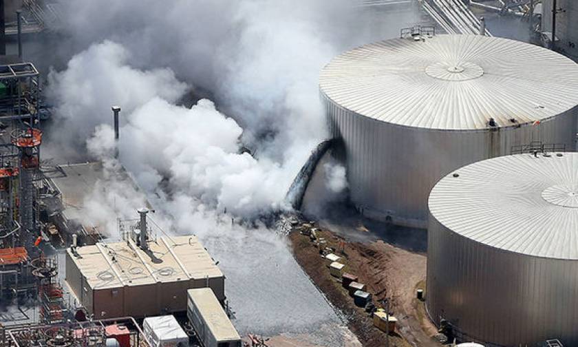 Συναγερμός στις ΗΠΑ: Ισχυρή έκρηξη σε διυλιστήριο πετρελαίου - «Αρκετοί τραυματίες» (Vid)