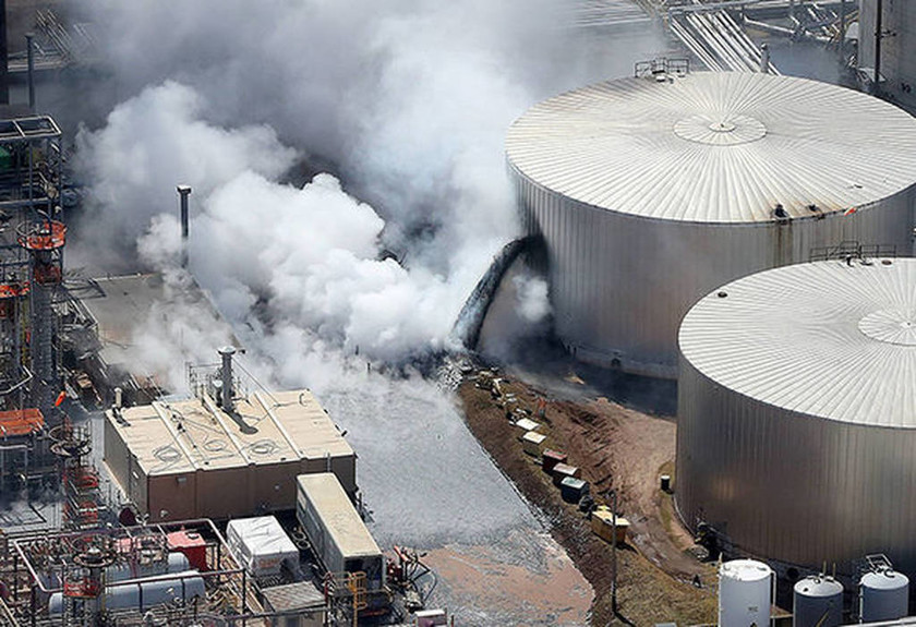 ΕΚΤΑΚΤΟ: Συναγερμός στις ΗΠΑ: Ισχυρή έκρηξη σε διυλιστήριο πετρελαίου - «Αρκετοί τραυματίες»