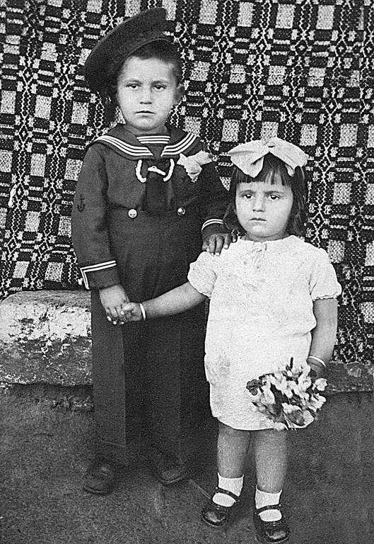 ΣΚΙΑΘΟΣ.Τα αδέρφια Γιώρος και Βιβή Καράμπελα στη Σκιάθο, αρχές δεκαετία του 50 