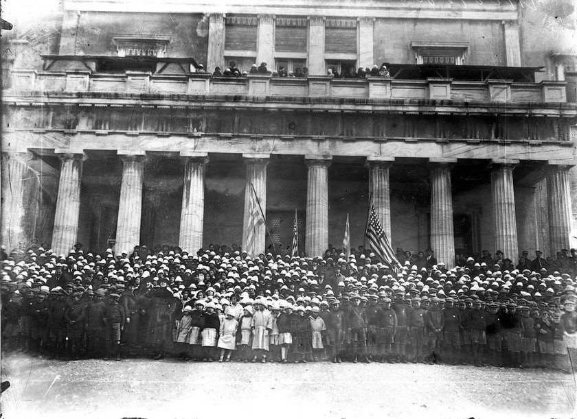 Πρόσφυγες έξω από τη Βουλή (Παλαιά Ανάκτορα) 1922-1923, Αρχείο ΕΡΤ, Αρχείο Πέτρου Πουλίδη