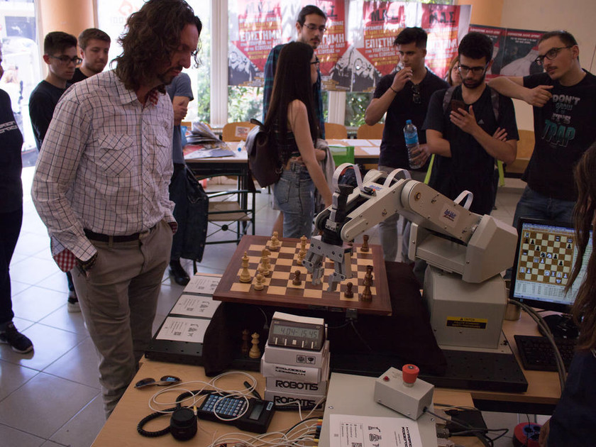 Αυτό το ρομπότ παίζει σκάκι και κατασκευάστηκε στην Κοζάνη! (pics)