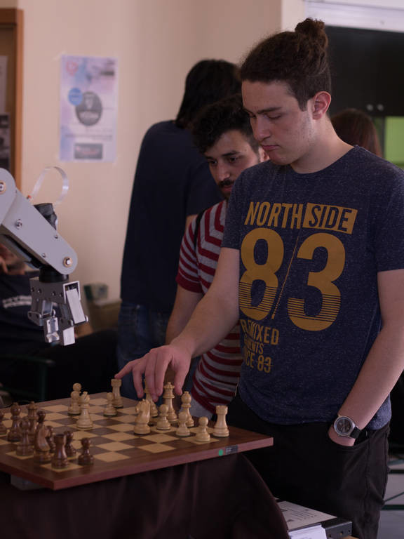 Αυτό το ρομπότ παίζει σκάκι και κατασκευάστηκε στην Κοζάνη! (pics)
