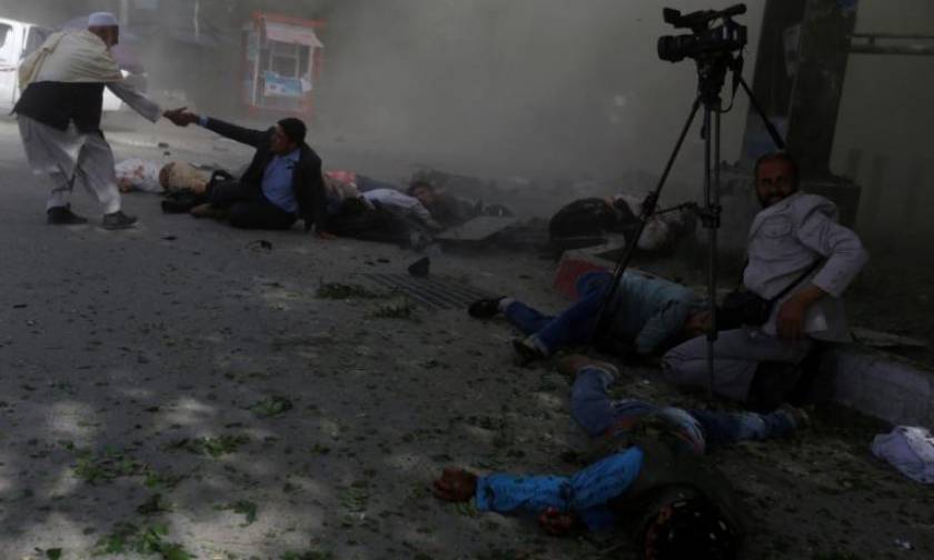 Τραγωδία: Νεκρός φωτορεπόρτερ του Γαλλικού Πρακτορείου Ειδήσεων (ΣΚΛΗΡΕΣ ΕΙΚΟΝΕΣ)