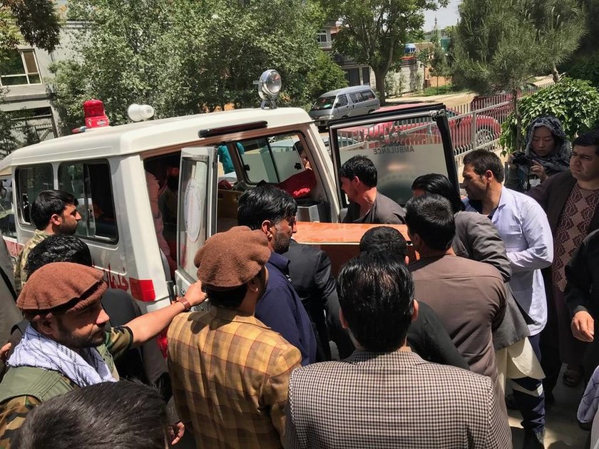 Καμπούλ: Αίμα και διαμελισμένα πτώματα συνθέτουν το σκηνικό τρόμου της διπλής επίθεση αυτοκτονίας