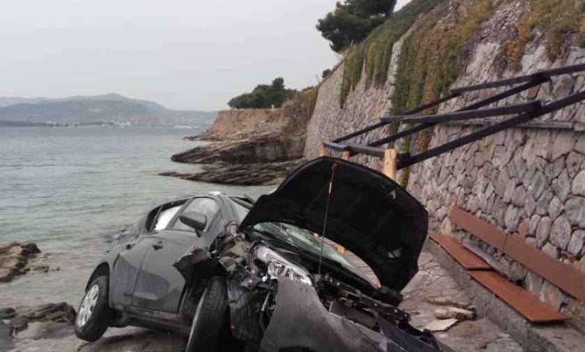 Σοβαρό τροχαίο ατύχημα στο Βόλο: Αυτοκίνητο με μητέρα και παιδί κατέληξε σε βράχια (pics)