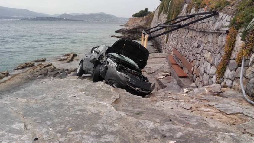 Σοβαρό τροχαίο ατύχημα στο Βόλο: Αυτοκίνητο με μητέρα και παιδί έπεσαν σε βράχια (pics)