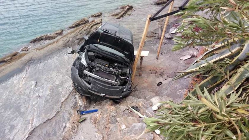Σοβαρό τροχαίο ατύχημα στο Βόλο: Αυτοκίνητο με μητέρα και παιδί έπεσαν σε βράχια (pics)