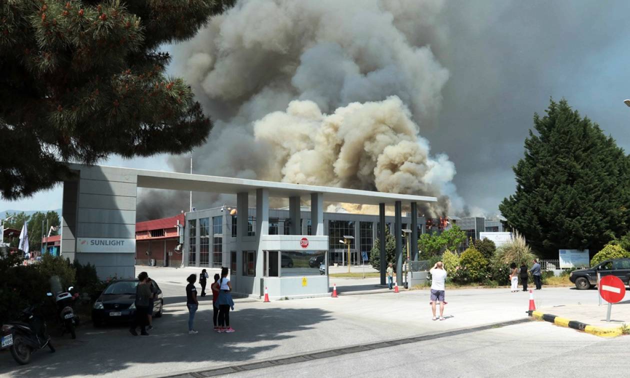 Ξάνθη: Υπό έλεγχο η μεγάλη πυρκαγιά στο εργοστάσιο μπαταριών