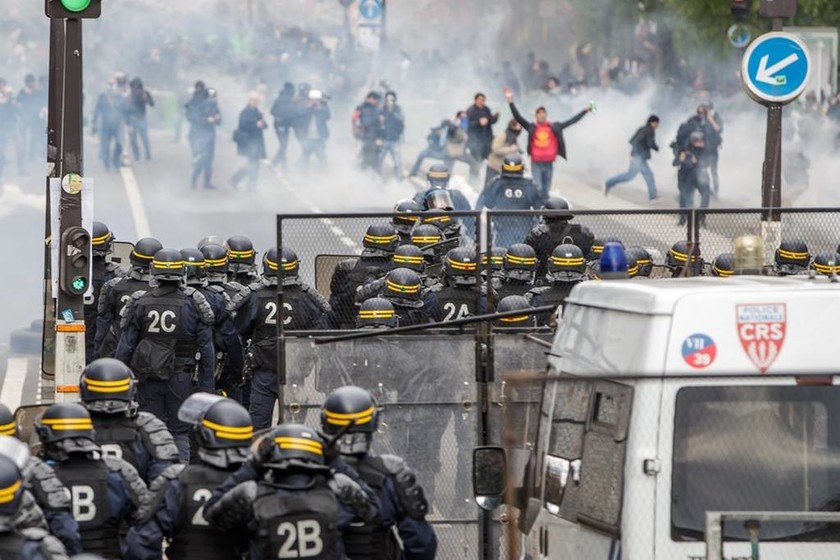 Πρωτομαγιά Γαλλία: Βία επεισόδια ΤΩΡΑ στο Παρίσι – Δείτε LIVE εικόνα