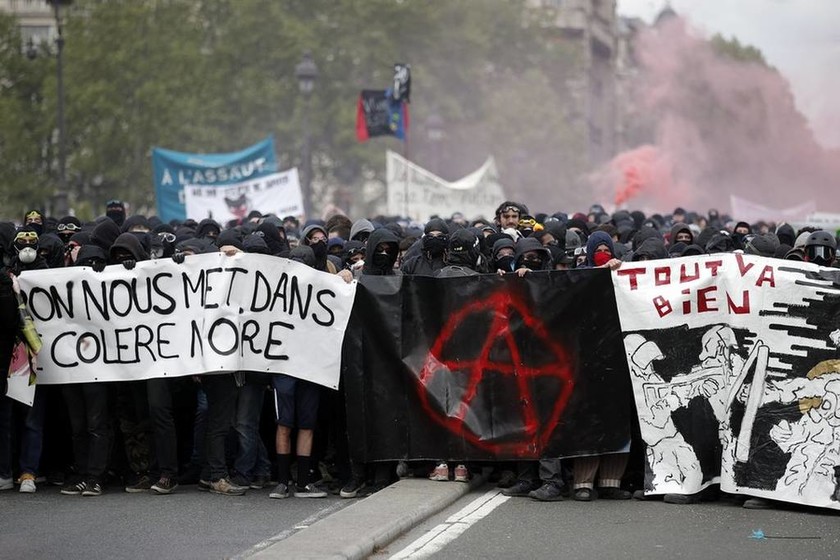 Πρωτομαγιά Γαλλία: Στις «φλόγες» το Παρίσι – Έπιασαν την αστυνομία στον «ύπνο» (Pics+Vids)