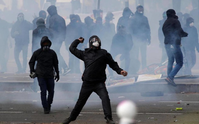 Πρωτομαγιά Γαλλία: Στις «φλόγες» το Παρίσι – Έπιασαν την αστυνομία στον «ύπνο» (Pics+Vids)