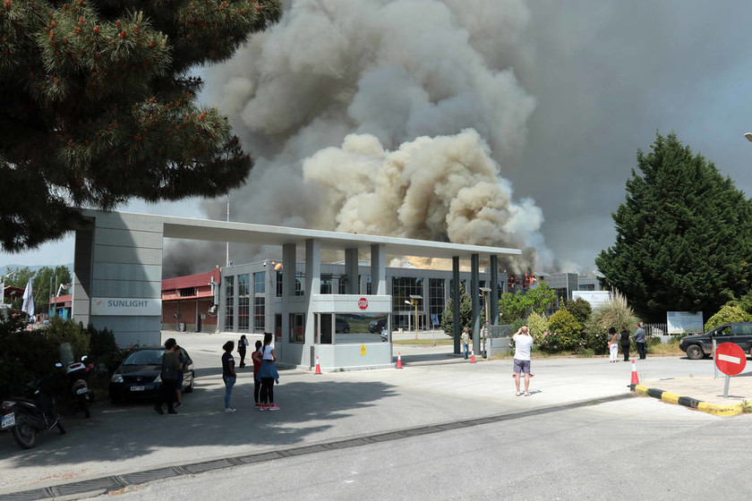 Ξάνθη: Κλειστά και αύριο τα σχολεία λόγω της μεγάλης φωτιάς σε εργοστάσιο (pics)