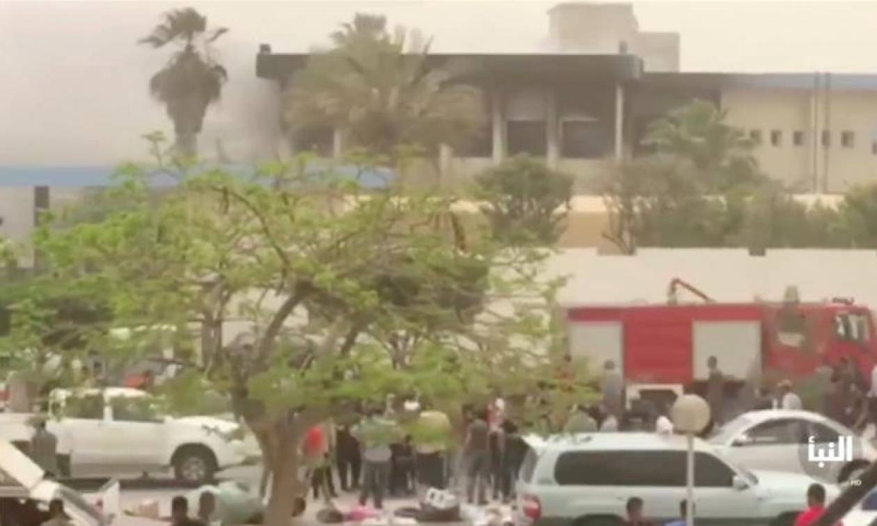 Φρίκη στη Λιβύη: Ένοπλοι επιτέθηκαν σε κτίριο κι όταν τους κύκλωσαν πυροδότησαν εκρηκτικά (Vid)