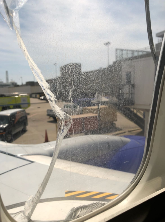 Τρόμος στον αέρα: Έσπασε το παράθυρο του αεροπλάνου κατά τη διάρκεια πτήσης (Pic)