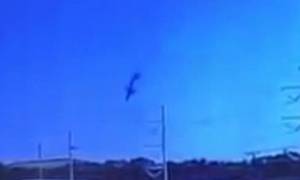 Σοκαριστικό βίντεο ντοκουμέντο: Η στιγμή που το C-130 βουτά και καρφώνεται με τη «μύτη» στο έδαφος