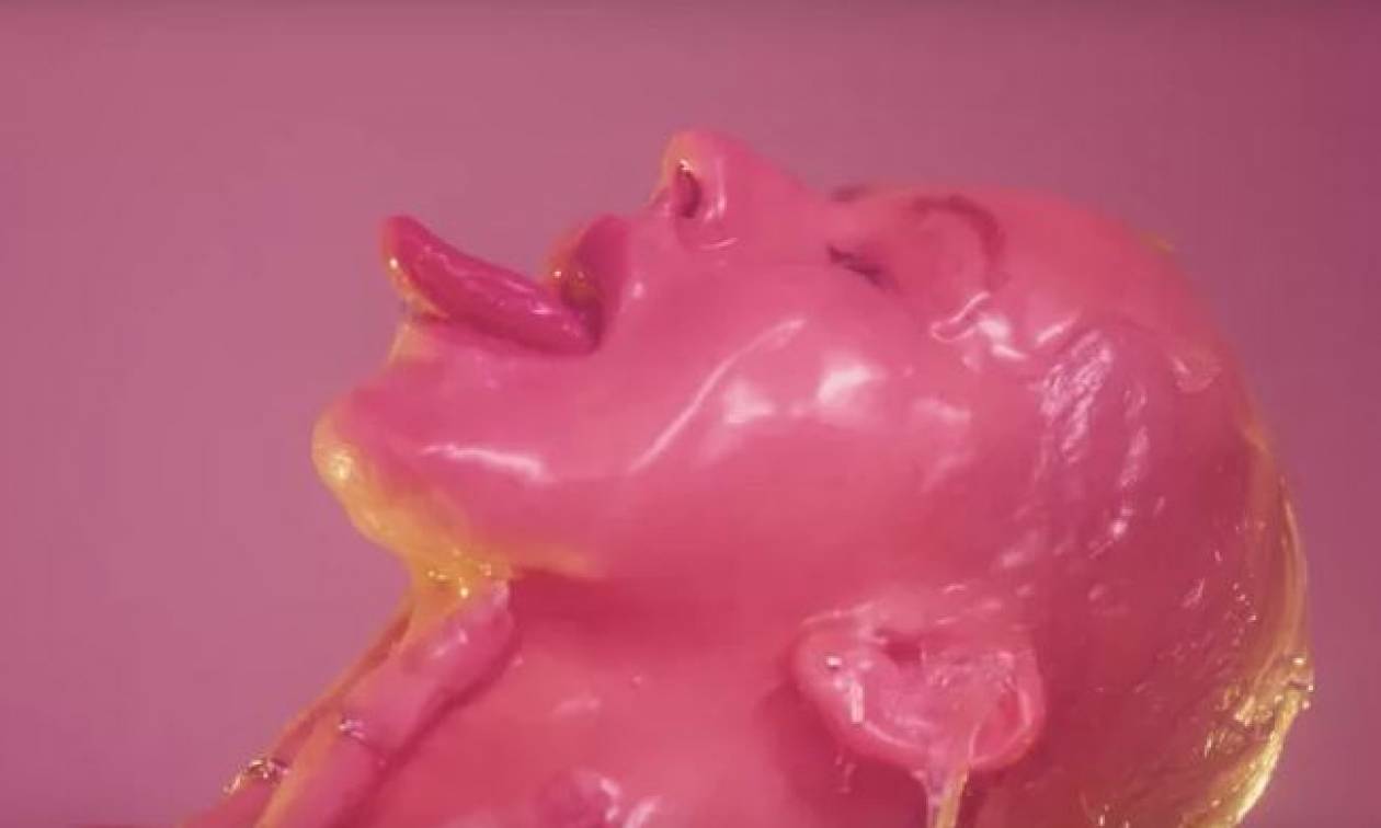 Αποκαλυπτικό βίντεο: Η Κριστίνα Αγκιλέρα ολόγυμνη και βρόμικη προκαλεί με τη γλώσσα της όσο ποτέ!