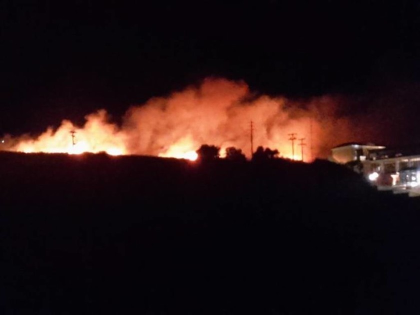 Φωτιά ΤΩΡΑ στην Κεφαλονιά: Μεγάλη πυρκαγιά στη Σκάλα - Εκκενώθηκε ξενοδοχείο (pics+vids)