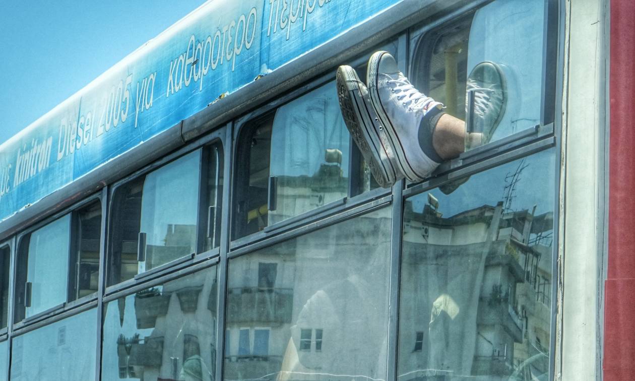 Δείτε το απίστευτο αυτοκόλλητο που έχει «κατακλύσει» τα λεωφορεία της Αθήνας! (pic)