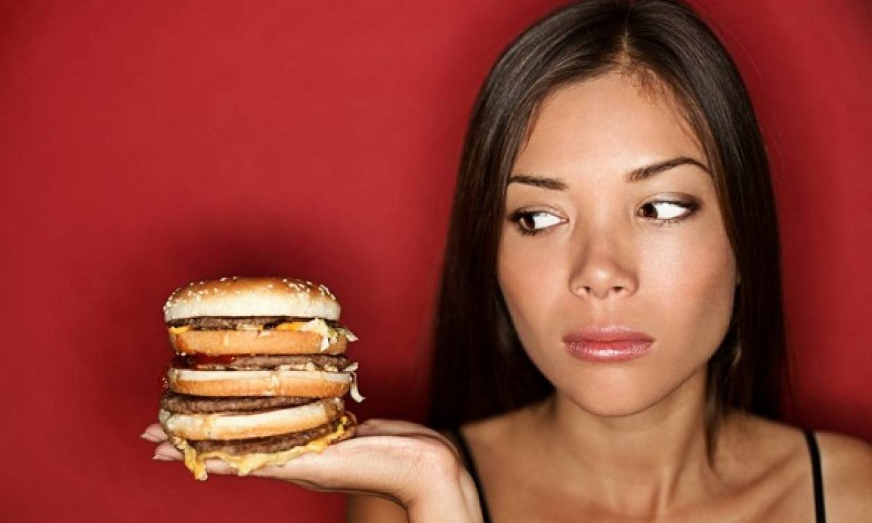 Δεν φαντάζεστε τι προκαλεί το πολύ φαστ φουντ στις γυναίκες! Και δεν εννοούμε τα κιλά…