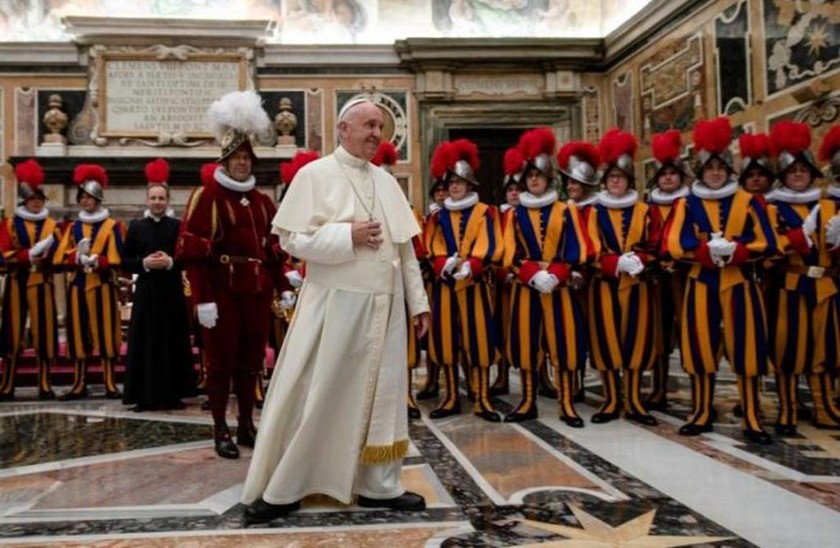 Η φρουρά του Πάπα εξοπλίζεται με 3D κράνη - Δείτε γιατί (Pics)