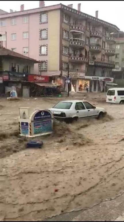 Εικόνες Αποκάλυψης στην Άγκυρα από τη σφοδρή κακοκαιρία: «Βούλιαξε» η πόλη – Τεράστιες καταστροφές