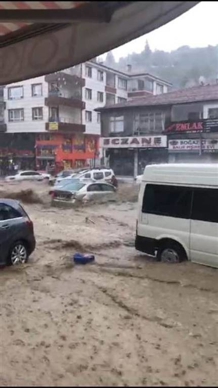 Εικόνες Αποκάλυψης στην Άγκυρα από τη σφοδρή κακοκαιρία: «Βούλιαξε» η πόλη – Τεράστιες καταστροφές