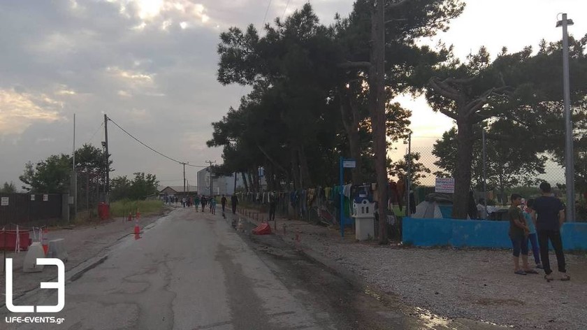 Πρόσφυγες απέκλεισαν την Εγνατία Οδό: Πλημμύρισαν οι σκηνές τους (pics)