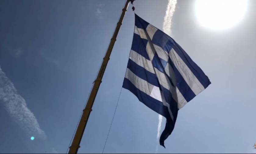 Έβρος: Η μεγαλύτερη σημαία της Ελλάδας υψώθηκε στην Αλεξανδρούπολη! (pics&vid)