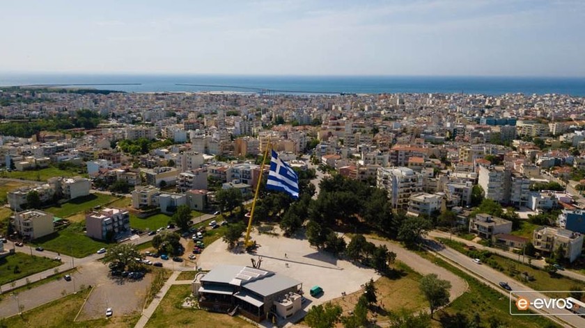 Έβρος: Η μεγαλύτερη σημαία της Ελλάδας υψώθηκε στην Αλεξανδρούπολη! (pics&vid)