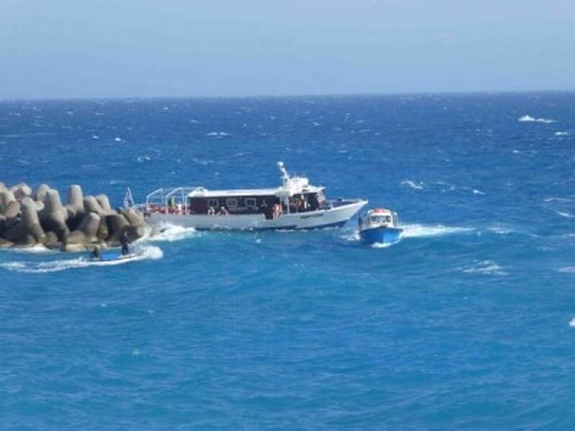 Θρίλερ στα Σφακιά: Κινδύνεψαν επιβάτες πλοίου - Δείτε τη δραματική διάσωση (pics)