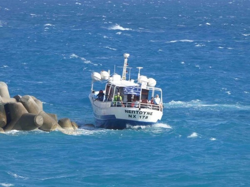 Θρίλερ στα Σφακιά: Κινδύνεψαν επιβάτες πλοίου - Δείτε τη δραματική διάσωση (pics)