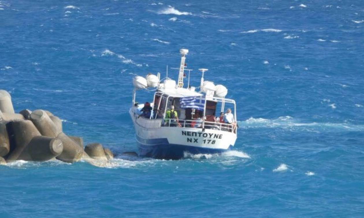 Σφακιά: Η ανακοίνωση του Λιμενικού για την ημιβύθιση του πλοίου με τους 19 επιβάτες (pics)
