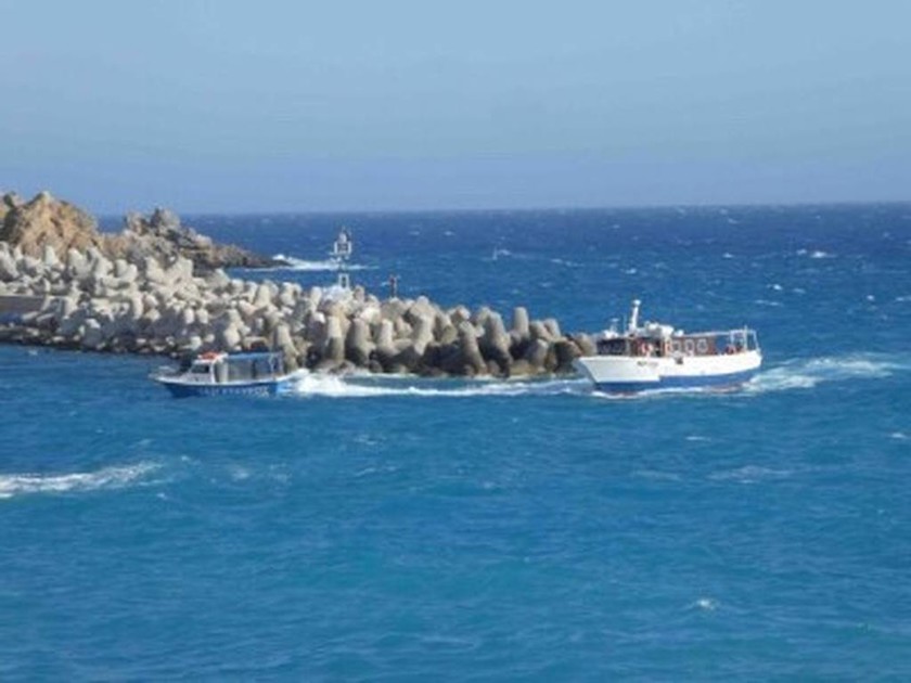 Σφακιά: Η ανακοίνωση του Λιμενικού για την ημιβύθιση του πλοίου με τους 19 επιβάτες (pics)