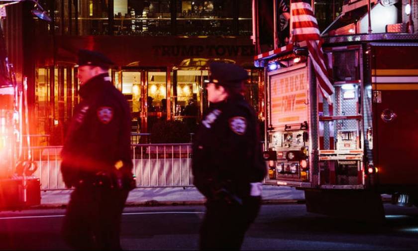 Τρόμος στις ΗΠΑ: Αυτοκίνητο «εισέβαλε» σε εστιατόριο της Νέας Υόρκης (pics+vids)