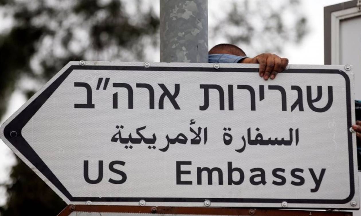 Από ΄δω πρεσβεία… ΗΠΑ! Μπήκαν οι πρώτες πινακίδες στην Ιερουσαλήμ (pics)