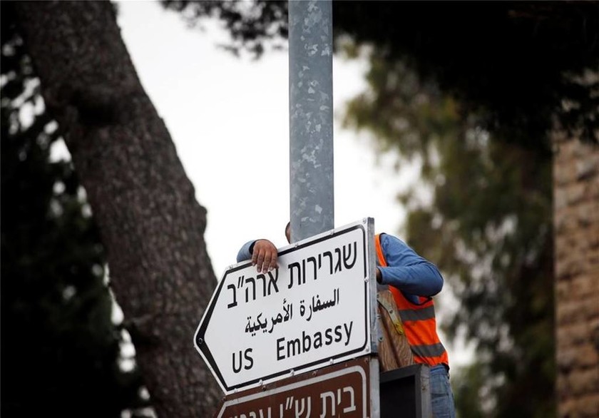 Από΄ δω πρεσβεία… ΗΠΑ! Μπήκαν οι πρώτες πινακίδες στην Ιερουσαλήμ (pics)