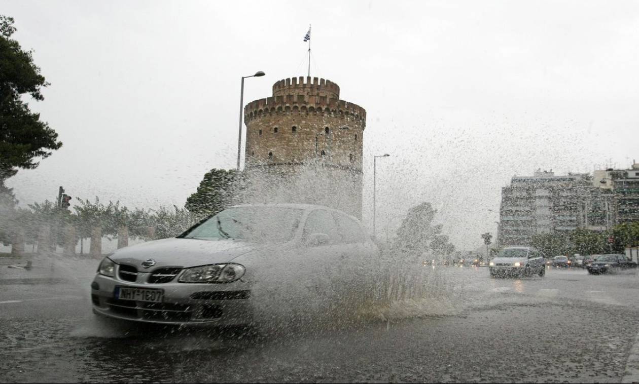 «Βούλιαξε» η Θεσσαλονίκη: «Ποτάμια» οι δρόμοι και εικόνες… Αποκάλυψης (pics+vids)