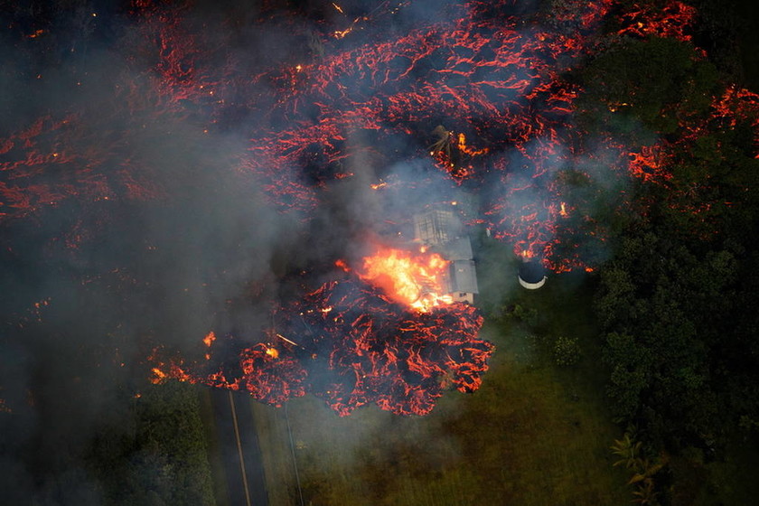Κόλαση λάβας στη Χαβάη: Πέτρες, φωτιά και δηλητηριώδη αέρια ξερνάει το ηφαίστειο Κιλαουέα (Pics+Vid)