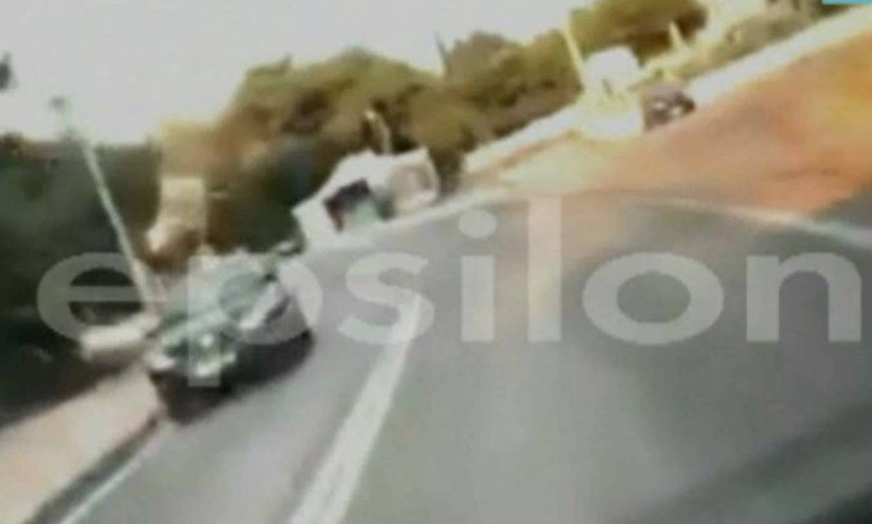 Βίντεο ΣΟΚ: Η στιγμή που αυτοκίνητο καρφώνεται σε στύλο της ΔΕΗ (vid)