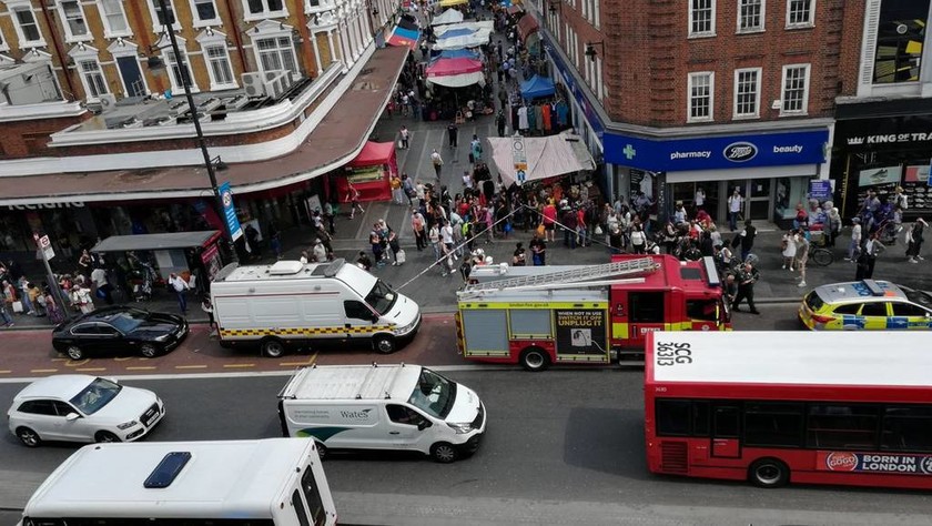 ΕΚΤΑΚΤΟ: Συναγερμός στη Βρετανία: Επίθεση με οξύ στο σταθμό του μετρό Μπρίξτον στο Λονδίνο