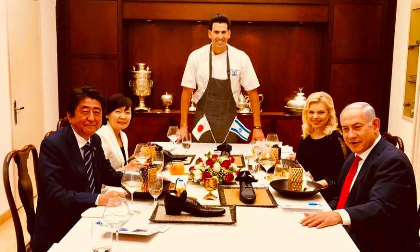 Έξαλλοι οι Ιάπωνες για το προσβλητικό… γλυκό που σέρβιρε ο Νετανιάχου στον πρωθυπουργό τους! (pics)