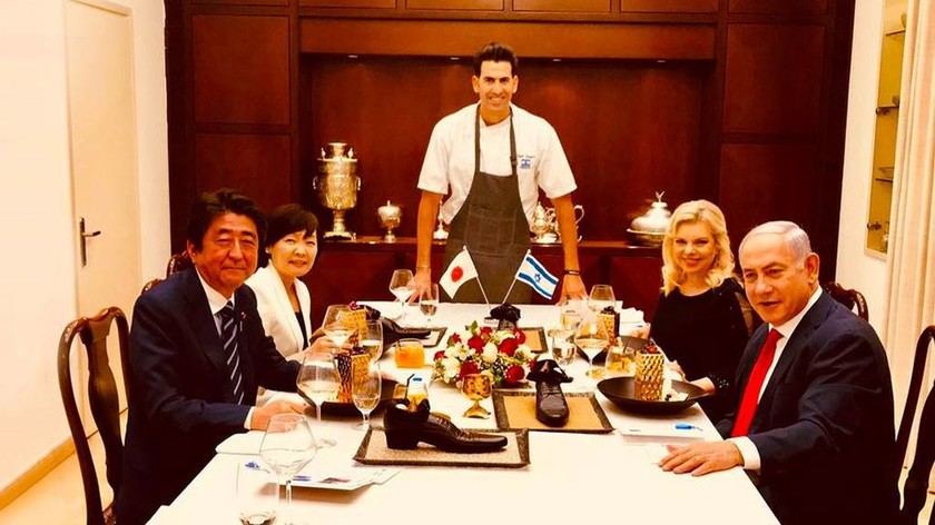 Έξαλλοι οι Ιάπωνες για το προσβλητικό… γλυκό που σέρβιρε ο Νετανιάχου στον πρωθυπουργό τους! (pics)