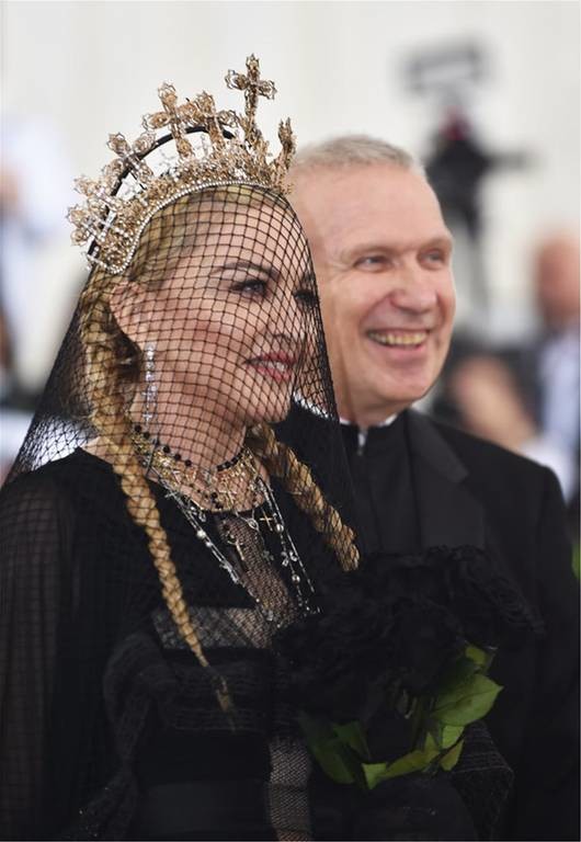 Met Gala: Διασημότητες, σταυροί και… φωτοστέφανα με «χρυσή» Καρντάσιαν και «Βασίλισσα» Ρίρι (pics)