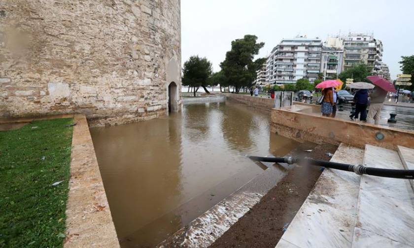 Καιρός Θεσσαλονίκη: Εγκλωβίστηκαν παιδιά στο Λευκό Πύργο - Πλημμύρισε το μνημείο