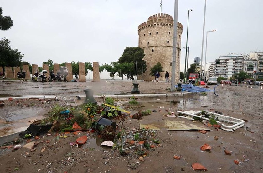 Καιρός Θεσσαλονίκη: Πλημμύρισε ο Λευκός Πύργος – Εγκλωβίστηκαν παιδιά