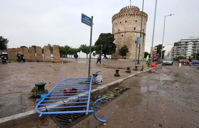 Καιρός Θεσσαλονίκη: Πλημμύρισε ο Λευκός Πύργος – Εγκλωβίστηκαν παιδιά