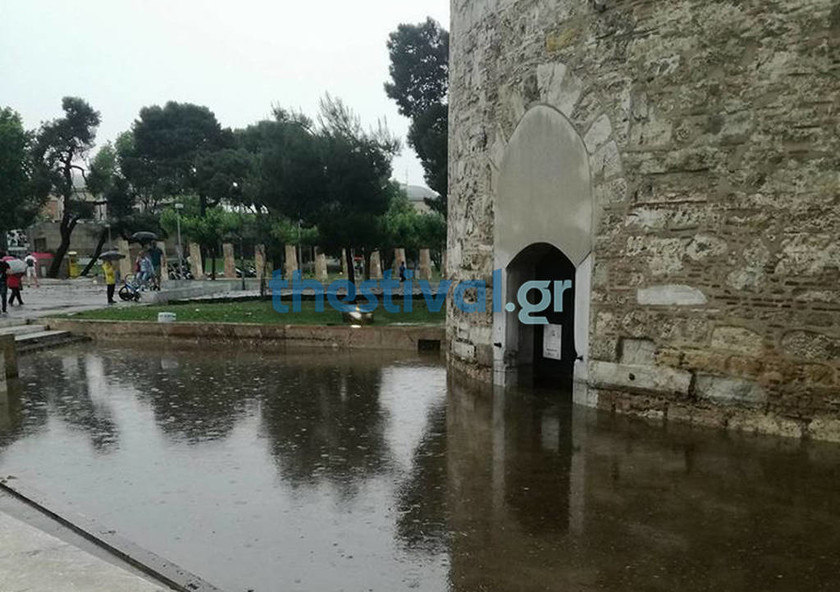 «Πνίγηκε» η Θεσσαλονίκη: Εγκλωβίστηκαν μαθητές και τουρίστες στο Λευκό Πύργο - Παρασύρθηκαν πολίτες