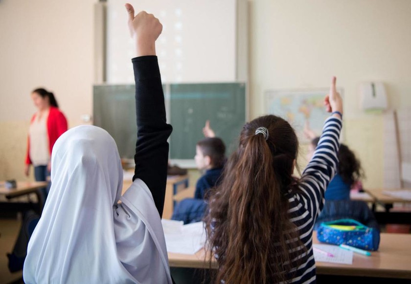 Εξοργισμένοι οι μουσουλμάνοι στη Γερμανία: Απαγορεύεται η ισλαμική μαντίλα σε δασκάλους σχολείων