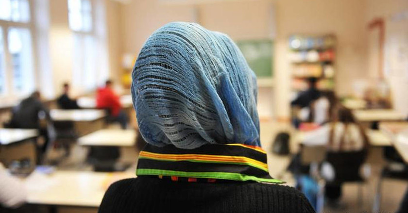 Εξοργισμένοι οι μουσουλμάνοι στη Γερμανία: Απαγορεύεται η ισλαμική μαντίλα σε δασκάλους σχολείων